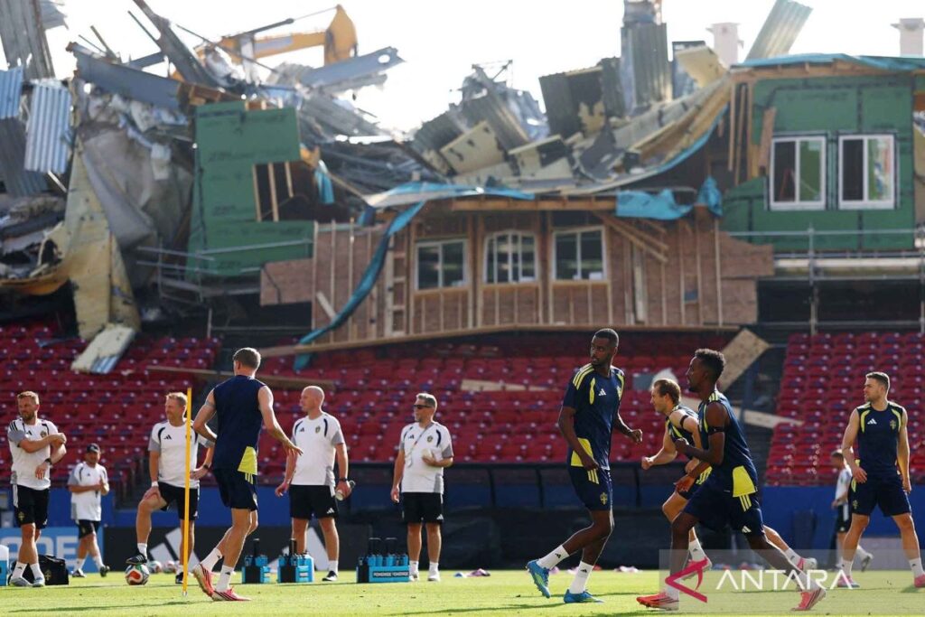 Sebelum menghadapi Jepang, para pemain Swedia berlatih saat pembongkaran gedung stadion FC Dallas