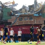 Sebelum menghadapi Jepang, para pemain Swedia berlatih saat pembongkaran gedung stadion FC Dallas