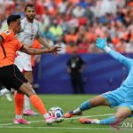 Belanda memuncaki Grup F setelah mengalahkan Tunisia 3-1