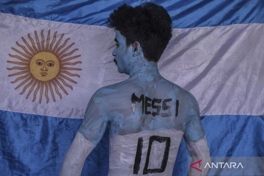 Merayakan kelolosan Argentina, penggemar ini berubah menjadi Messi