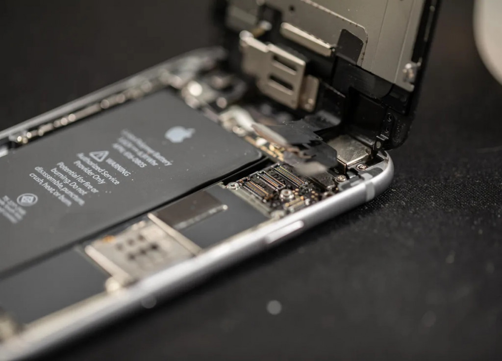 7 Cara Agar Baterai iPhone Lebih Awet Kesehatan baterai tetap tinggi, jangan hanya diisi hingga 100%
