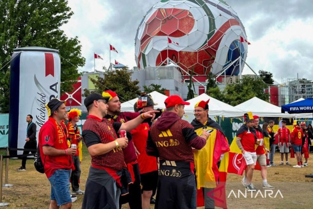 Hujan tak menyurutkan semangat suporter Belgia dan Selandia Baru