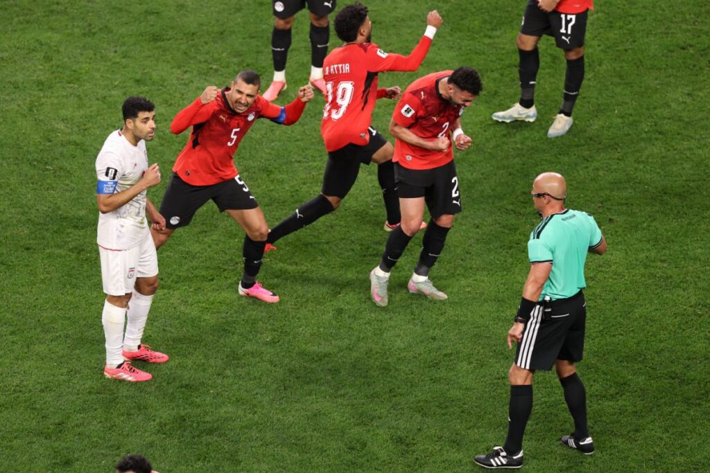 Mesir lolos ke babak 32 besar setelah bermain imbang 1-1 dengan Iran