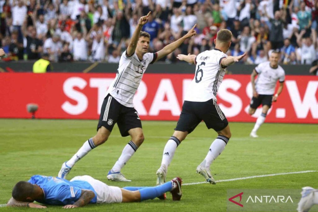 Pelatih asal Jerman itu menyerahkan keputusan terkait posisi Kimmich kepada sang pelatih
