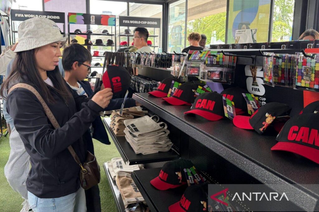 Pengunjung mencari kaus dan suvenir resmi Piala Dunia di Vancouver
