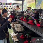 Pengunjung mencari kaus dan suvenir resmi Piala Dunia di Vancouver