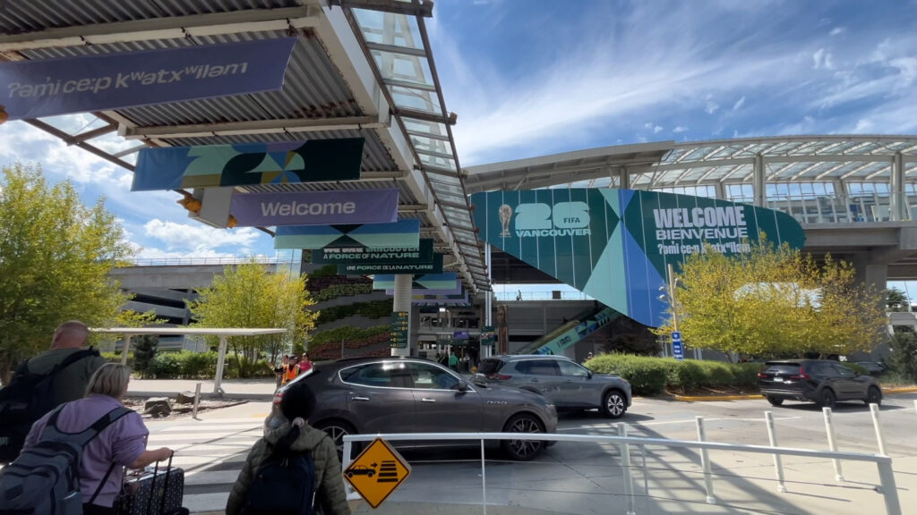 Suasana Piala Dunia 2026 berbicara di Bandara Internasional Vancouver