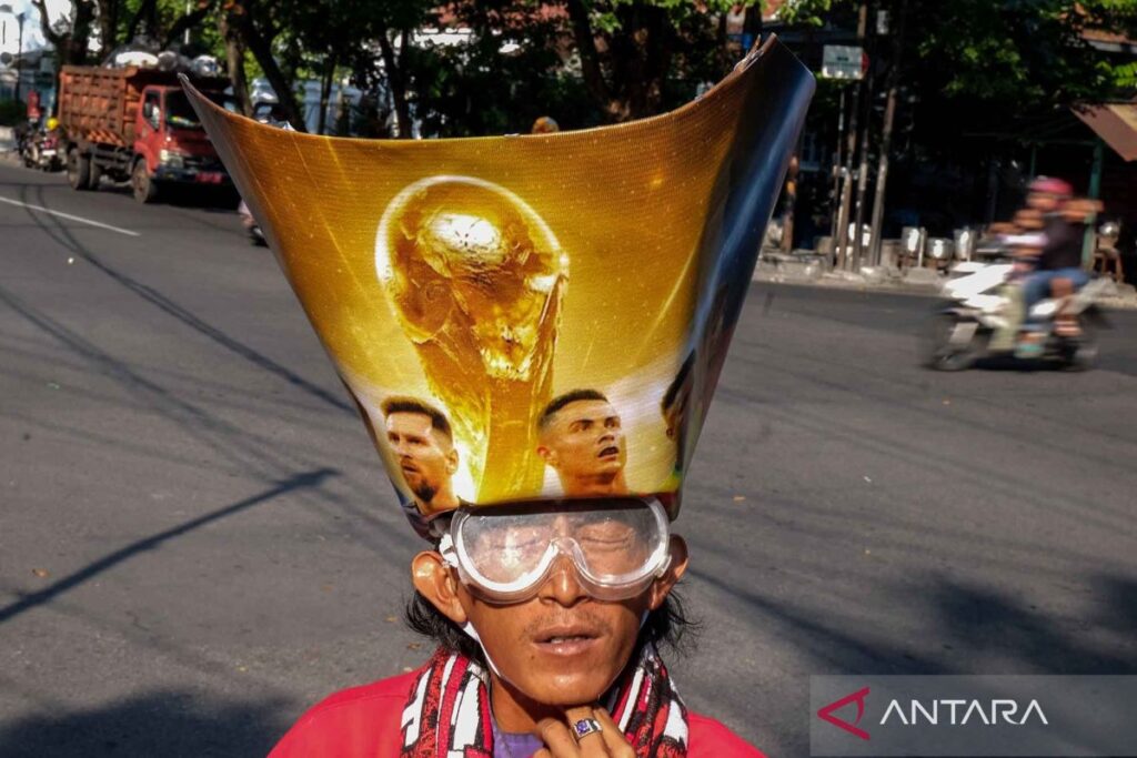Supeltas berpakaian seperti penggemar Piala Dunia