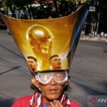Supeltas berpakaian seperti penggemar Piala Dunia