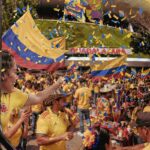 Suporter Kolombia mendominasi area sekitar Stadion Akron