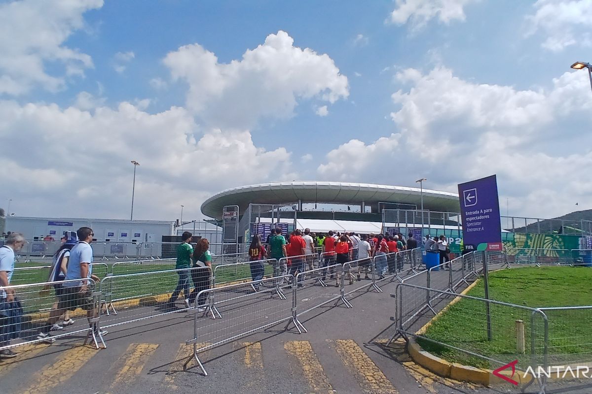 Suporter Spanyol dan Uruguay memenuhi Stadion Akron