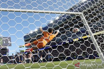 Tuan rumah melaju, dan Amerika Serikat menyingkirkan Bosnia dan Herzegovina 2-0