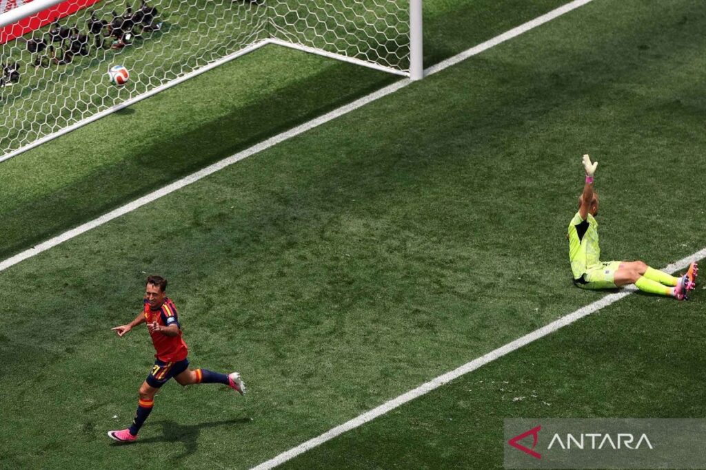 Dengan mengalahkan Austria dengan tiga gol tak terjawab, Spanyol lolos ke babak 16 besar