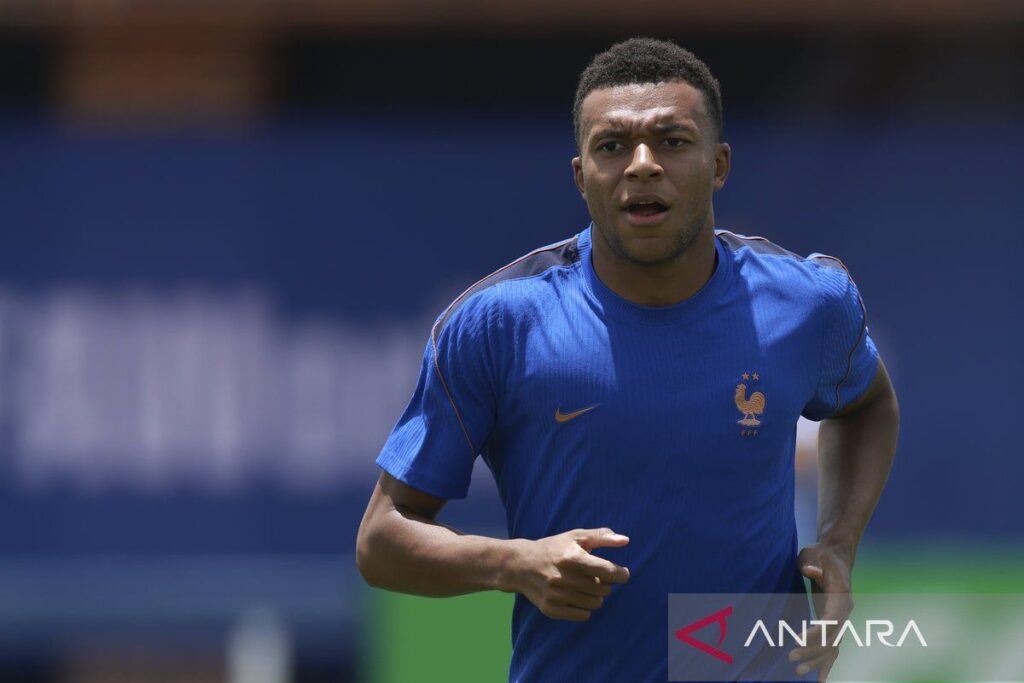 Timnas Prancis menyelesaikan latihan sebelum menghadapi Spanyol di semifinal Piala Dunia