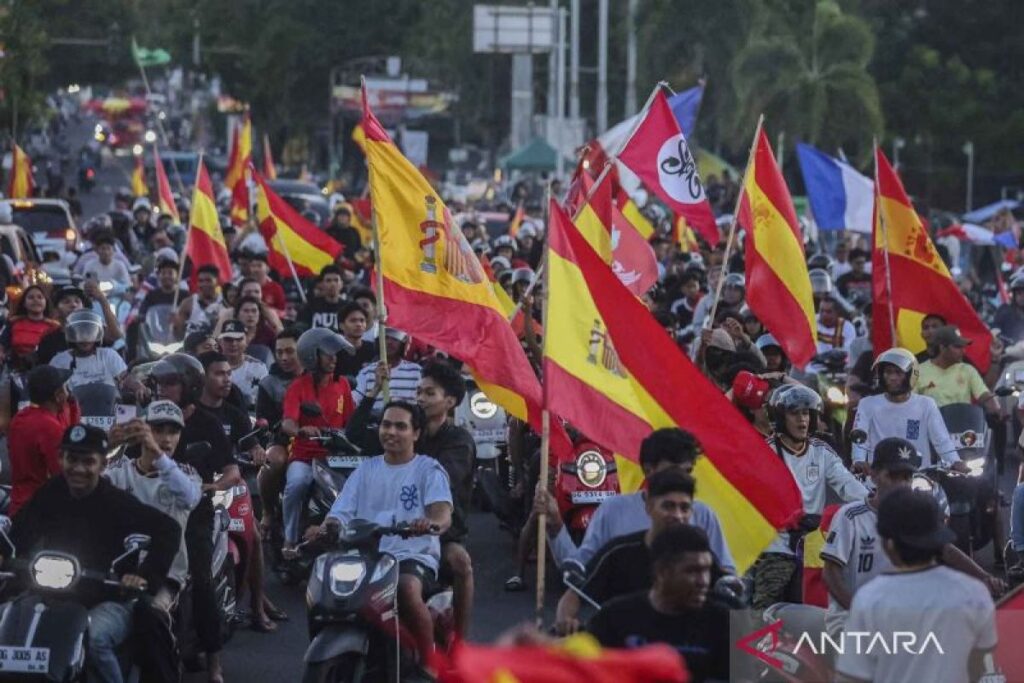 Konvoi suporter Timnas Spanyol di Ternate riuh