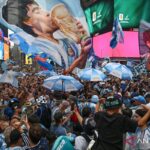 Sebelum final Piala Dunia, suporter Argentina memenuhi Times Square di New York