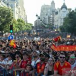 Lautan masyarakat menyambut kedatangan timnas Spanyol ke Madrid