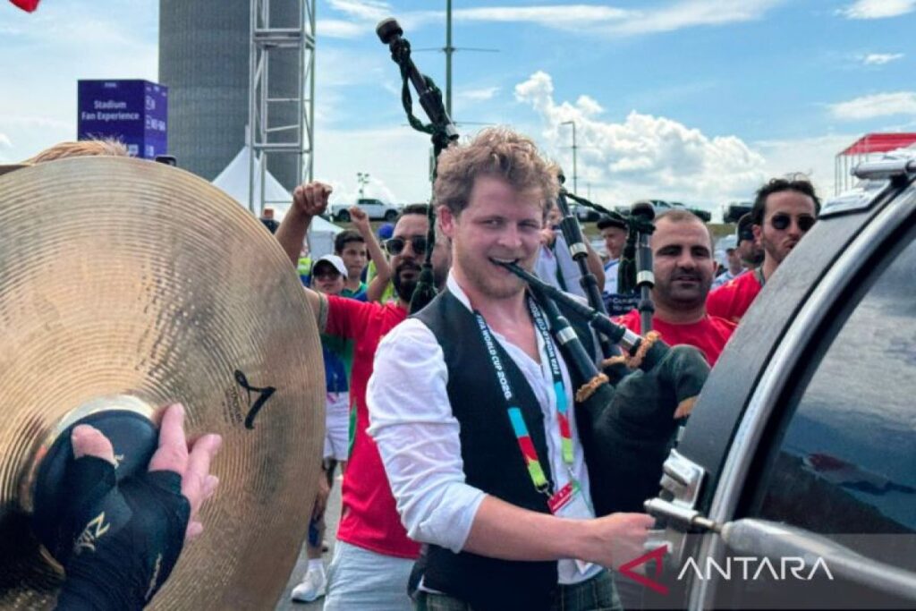 Alat musik Skotlandia mengiringi nyanyian suporter timnas Maroko di Boston