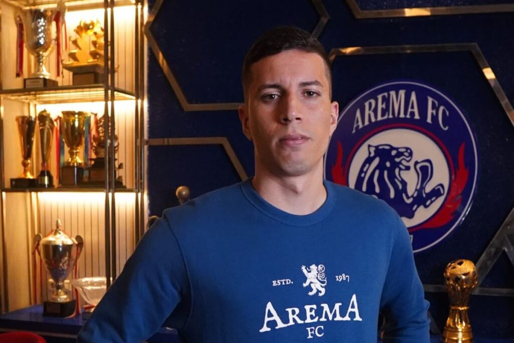 Arima memperkuat lini belakangnya dengan mendatangkan bek Diego Landis