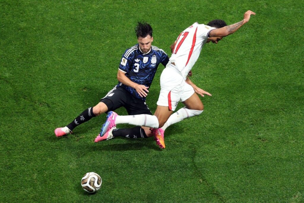 Babak pertama antara Inggris dan Argentina berlangsung sengit, skor masih nol
