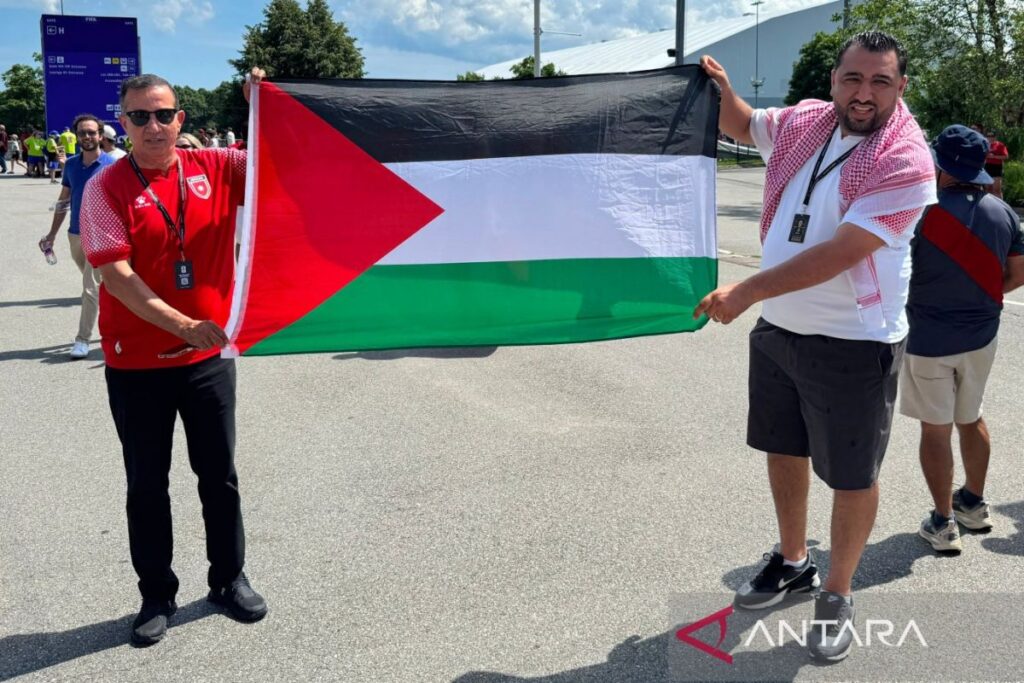 Bendera Palestina berkibar di Stadion Boston
