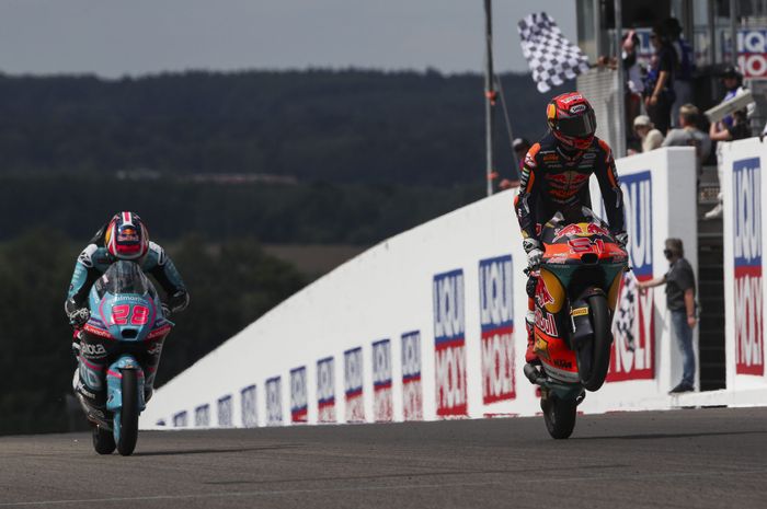 Bikin Hidup Vida Sulit Jadi Pesaing Rookie Terbaik, Ekstasi Mengajari Mantan Bos Marc Marquez di Paruh Musim Moto3 2026