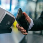 Cara menggunakan QRIS Tap Cukup tap ponsel Anda untuk membayar