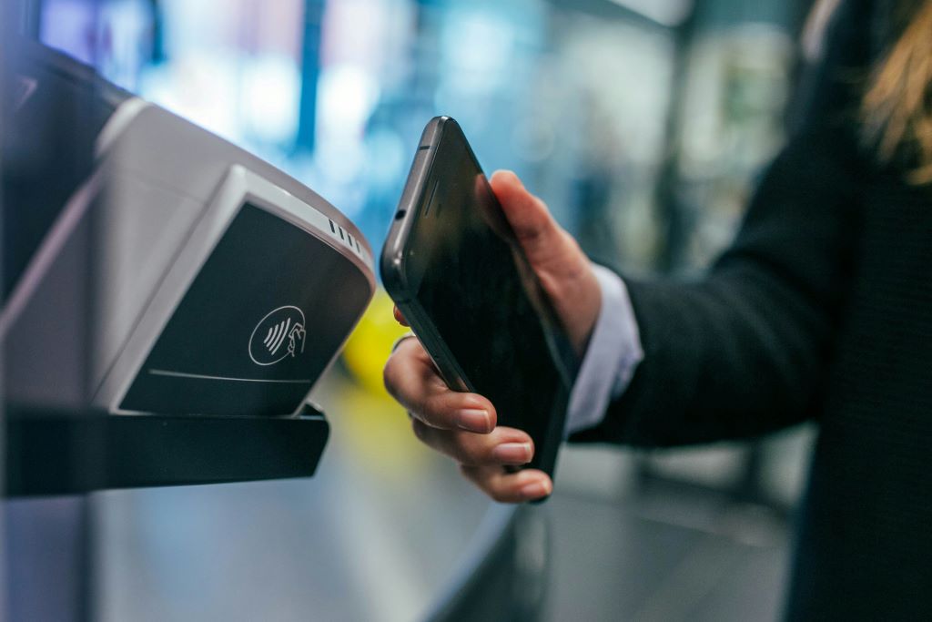Cara menggunakan QRIS Tap Cukup tap ponsel Anda untuk membayar
