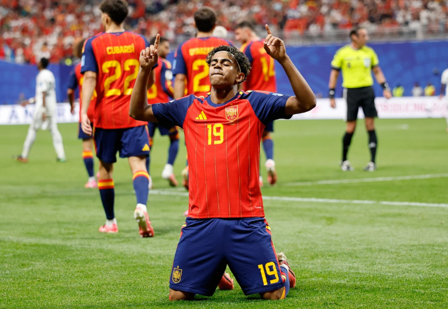 Cara menyaksikan pertandingan Spanyol vs Belgia yang disiarkan langsung di Folaplay dimulai pukul 02.00 WIB