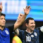 Di bawah ancaman sanksi FIFA, para pemain Argentina mengibarkan spanduk politik atas Malvinas setelah Inggris tersingkir
