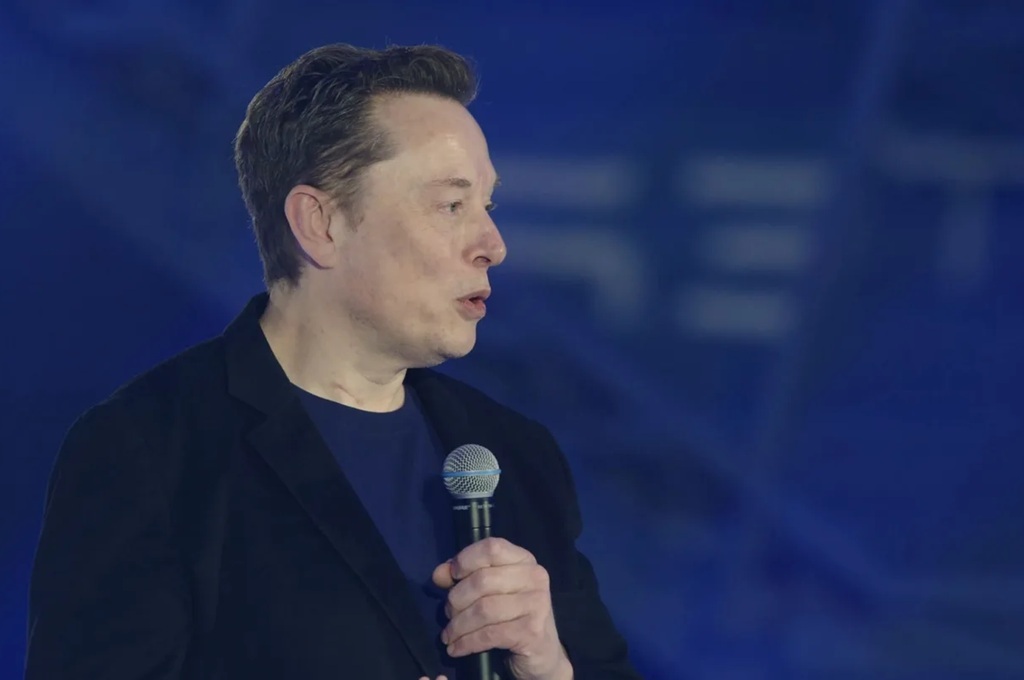 Elon Musk membantah laporan bahwa SpaceX sedang mengembangkan perangkat kecerdasan buatan