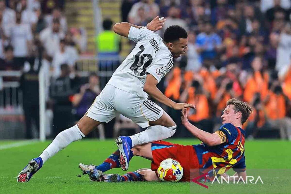 Frenkie de Jong dipastikan akan absen di awal musim Barcelona saat ini karena cedera