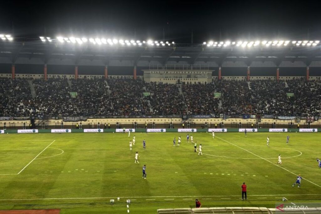 Gol tunggal Baros membawa Persib meraih kemenangan atas Arima FC di Piala Presiden