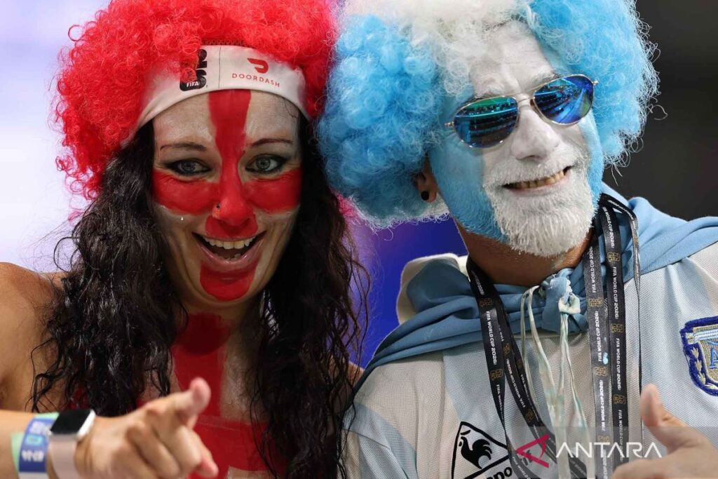Inilah aksi unik yang dilakukan suporter saat laga semifinal antara Inggris dan Argentina