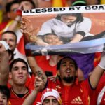 Kisah dibalik foto Lionel Messi memandikan buah hatinya, Lamin Yamal