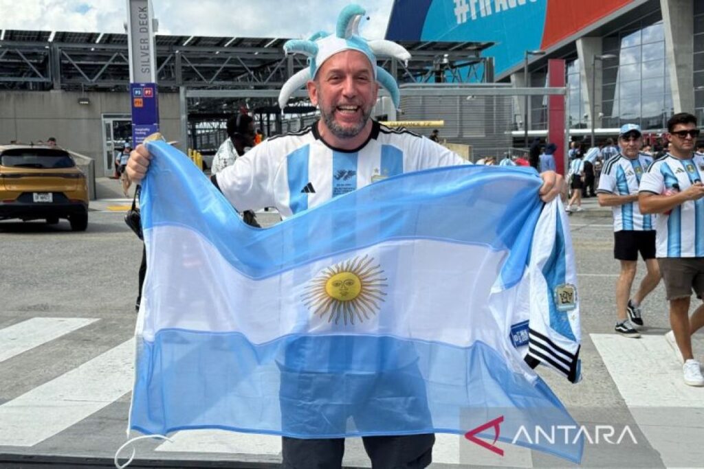Lima jam sebelum laga semifinal, suporter Argentina memenuhi area stadion