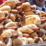 Menonton Joey Chestnut Live: Panduan Wisatawan untuk Kontes Makan Hot Dog Nathan