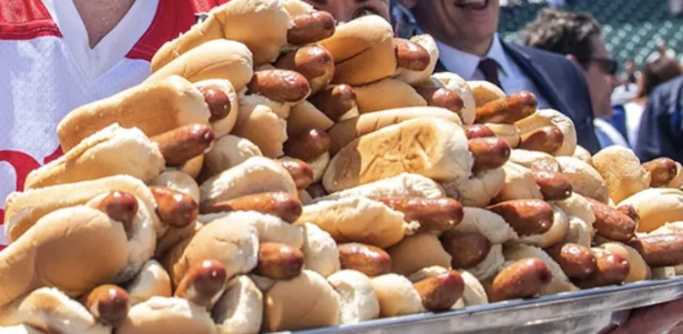 Menonton Joey Chestnut Live: Panduan Wisatawan untuk Kontes Makan Hot Dog Nathan