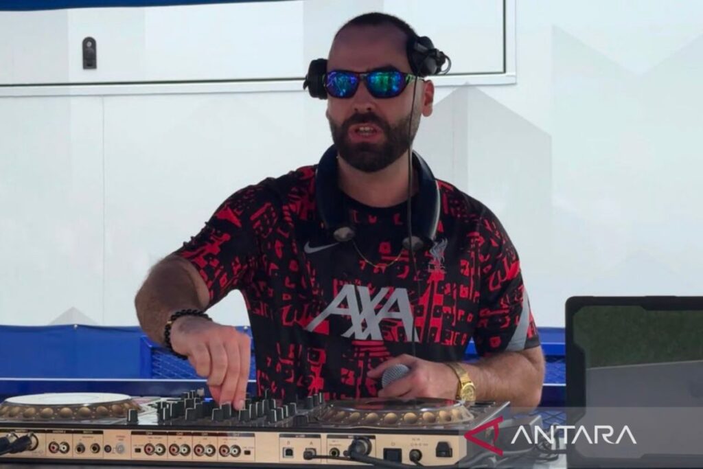 Para disc jockey menghibur para penggemar di Stadion Miami