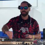 Para disc jockey menghibur para penggemar di Stadion Miami
