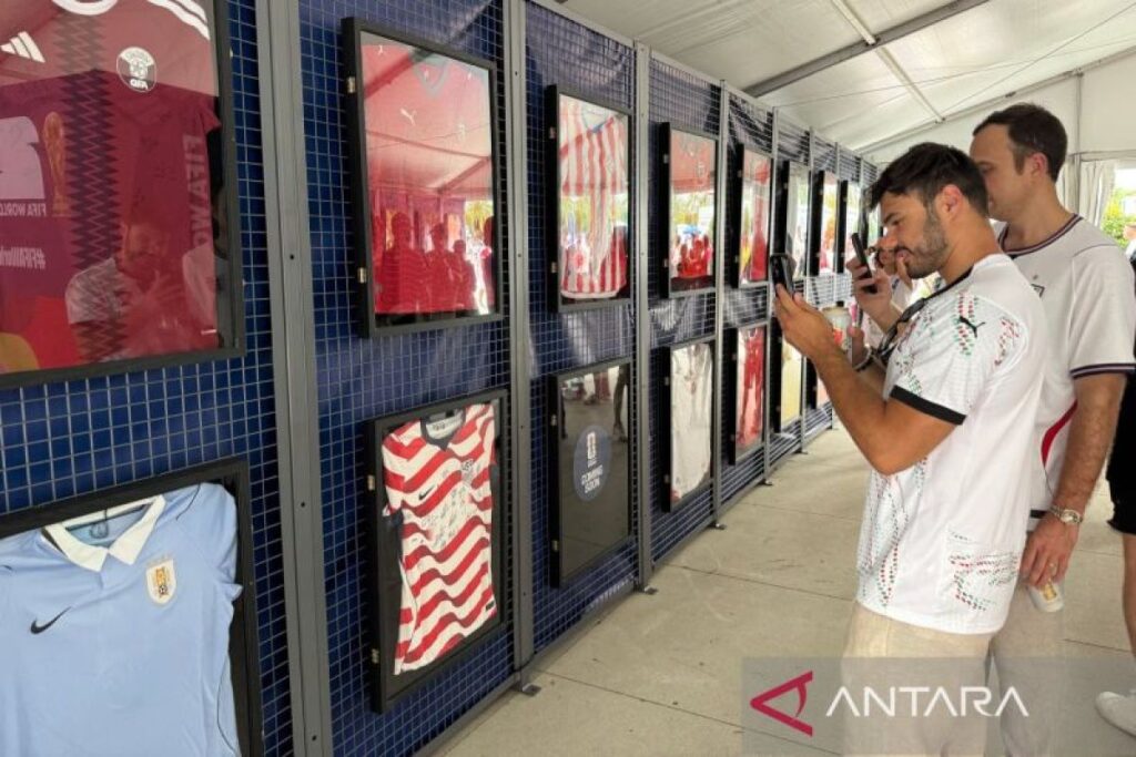 Para penggemar menyambut pameran kaos bertanda tangan tim Piala Dunia 2026
