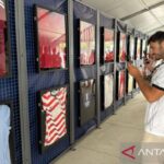 Para penggemar menyambut pameran kaos bertanda tangan tim Piala Dunia 2026