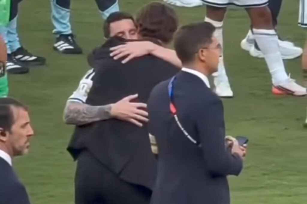 Pelukan Ramos pada Messi usai final Piala Dunia 2026 menjadi sorotan