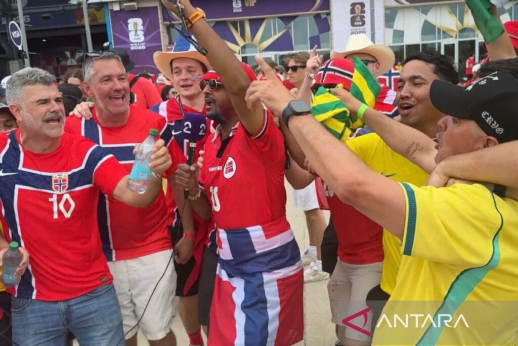 Pendukung Brazil dan Norwegia menunjukkan solidaritas mereka di New Jersey