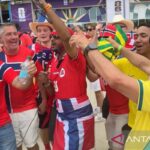 Pendukung Brazil dan Norwegia menunjukkan solidaritas mereka di New Jersey