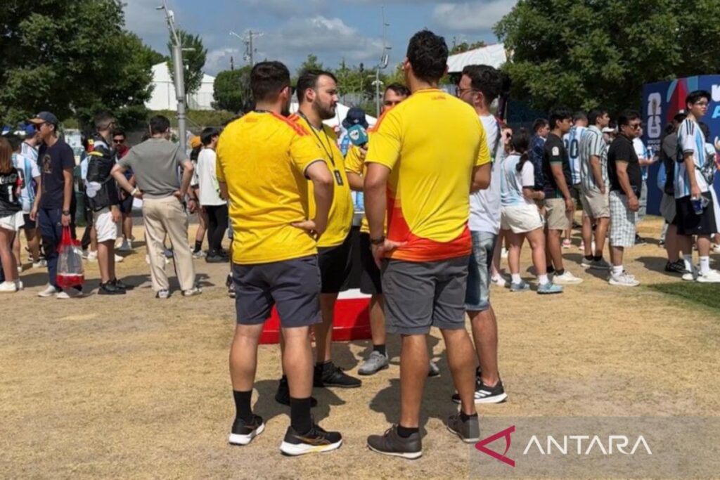 Penggemar Kolombia menyaksikan pertandingan Argentina melawan Mesir, menaruh harapan mereka pada Messi