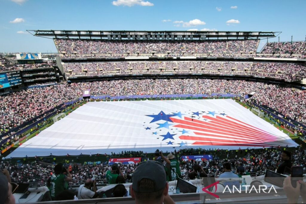 Peringatan 250 tahun berdirinya Amerika Serikat di Stadion Philadelphia berlangsung meriah