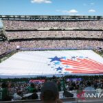Peringatan 250 tahun berdirinya Amerika Serikat di Stadion Philadelphia berlangsung meriah