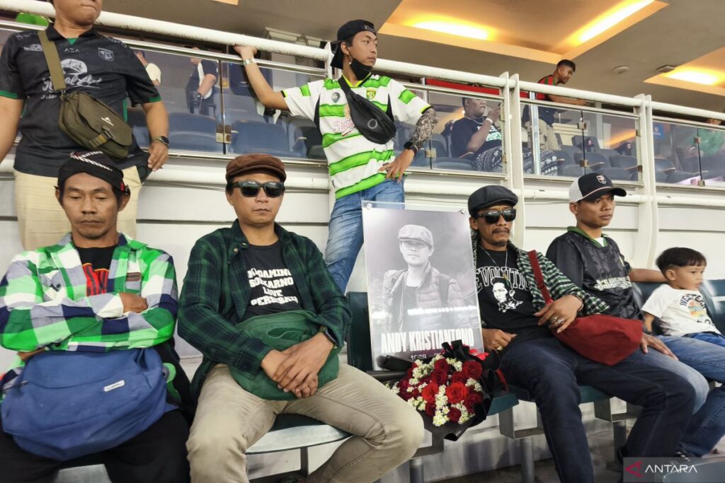 Persebaya menghormati Andy Peachey di pertandingan ulang tahun