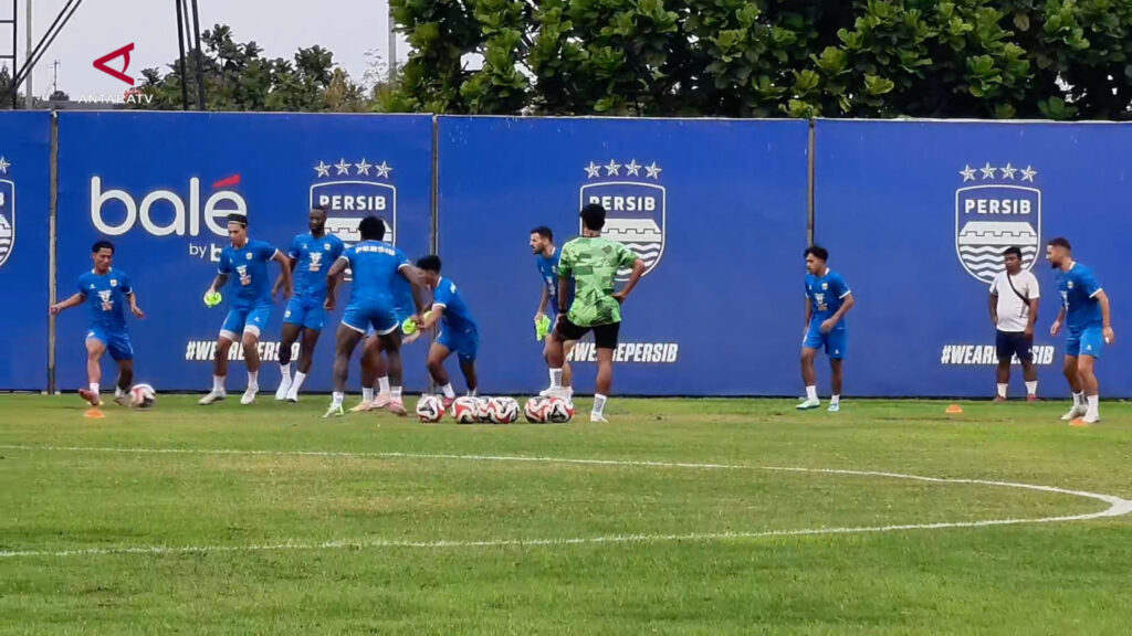 Persib memulai latihan pertama, dan Omoh memberi sinyal pemain baru